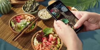 用智能手机特写拍摄夏威夷戳碗的视频。由切成片的蔬菜、海鲜和绿叶植物制成的熟戳。健康的素食。亚洲素食生食，筷子