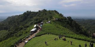 以拉乌山为背景的印度尼西亚科木宁茶园鸟瞰图