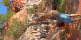 垂直视频。Slowmotion射杀。在越南南部的梅内村，一名女游客正在参观沙漠边界的红峡谷或仙女溪。用手机拍摄