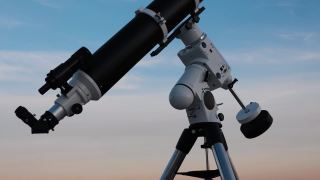 天文望远镜和天空的轮廓。视频素材模板下载