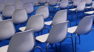 蓝色背景上的白色空椅子排成一排视频素材模板下载