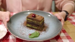 开胃的甜点抹茶绿茶层蛋糕与一盘巧克力视频素材模板下载