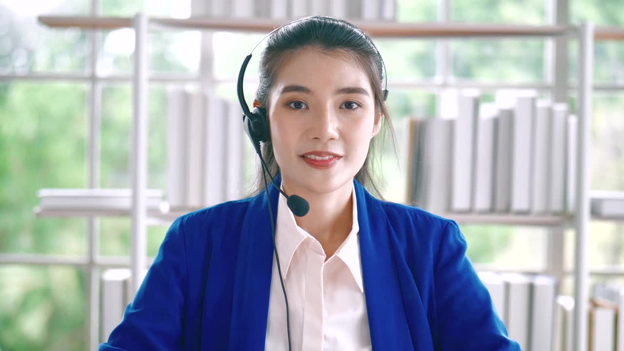 年轻的亚洲女商人，呼叫中心，客服在视频电话会议上交谈