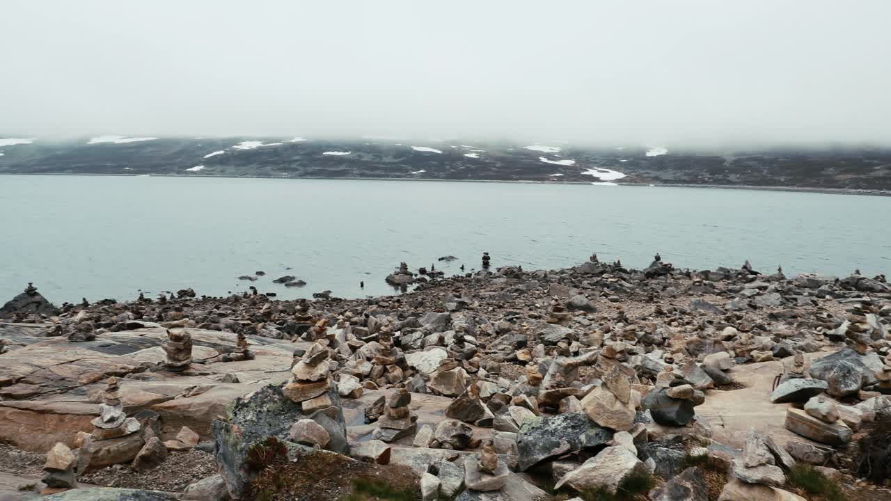 挪威。美丽的奥特伦湖海岸的石头在春天多云的日子。挪威自然