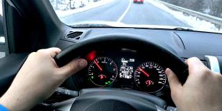 乌克兰布科维尔——2021年1月13日:通过电话驾驶汽车进行道路导航
