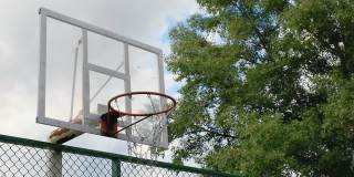街头篮球游戏。在运动场上，篮球穿过篮筐。