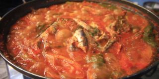 辣凤尾鱼汤是韩国的传统食物。凤尾鱼在韩国釜山机张郡最出名，所以可以尝试用凤尾鱼制作的各种韩国传统食品。