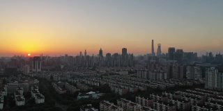 实时/空中视图的上海市中心在黄昏