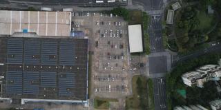 安装在城市工业建筑屋顶上的太阳能发电厂的实时/鸟瞰图