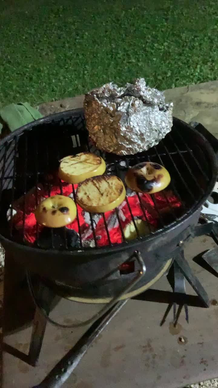 晚上烤美味的苹果
