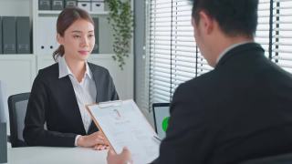 亚洲女性在办公室面试后与人事经理握手。漂亮的女职员在应聘后与人力资源部经理商人握手视频素材模板下载