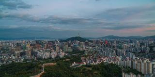 美丽的云朵飘过首尔城市天际线鸟瞰图夜(放大)