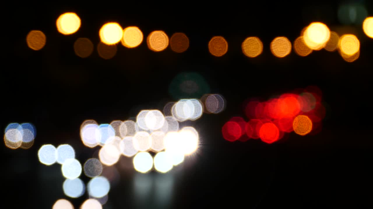 夜间灯光晃动，立交桥上车辆多，交通堵塞。幻想的梦想。