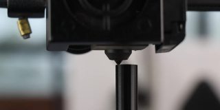 3D打印机喷头用灯丝打印物体，打印过程由3D打印机完成