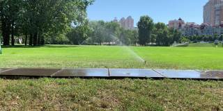 浇水高尔夫球场。自动洒水器浇灌草坪。