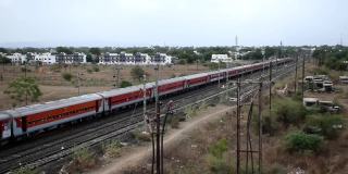 夏季印度布萨瓦尔的火车在铁轨上运行。印度布萨瓦尔附近的一列由电力机车牵引的客运火车。