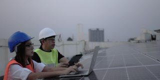 安装完成后，工程师团队对太阳能电池系统进行检查。