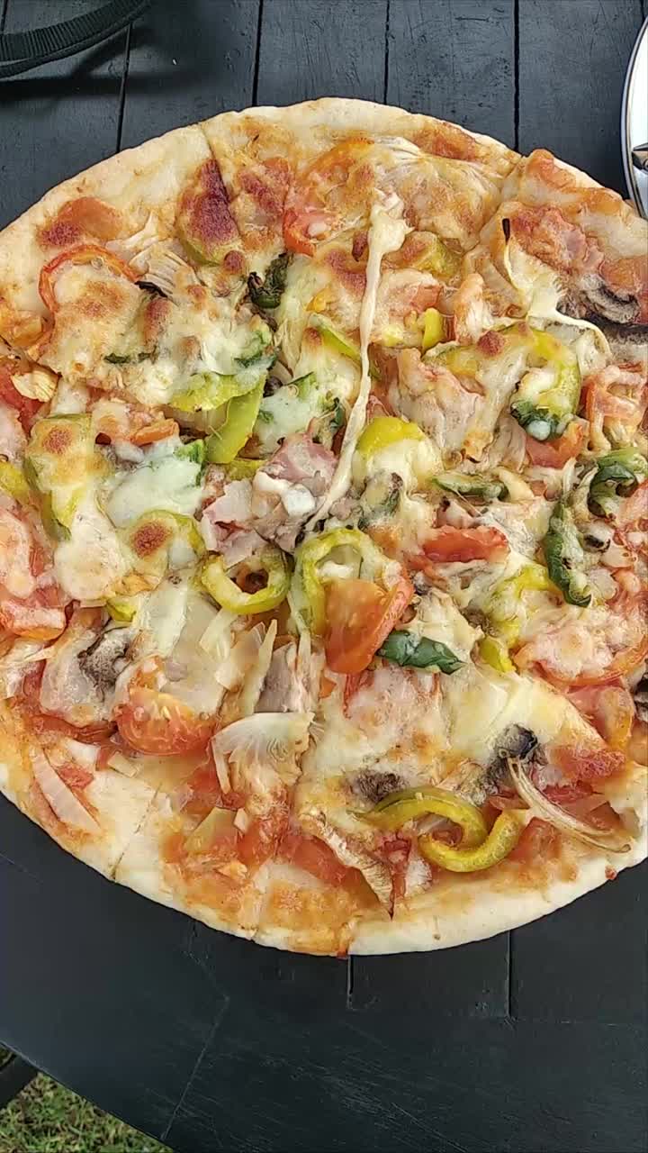 披萨特写视频。世界各地的意大利食品比萨。南非披萨食谱
