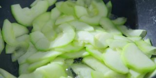 西葫芦蔬菜在煎锅里炸特写镜头。饮食，低热量的健身食品。