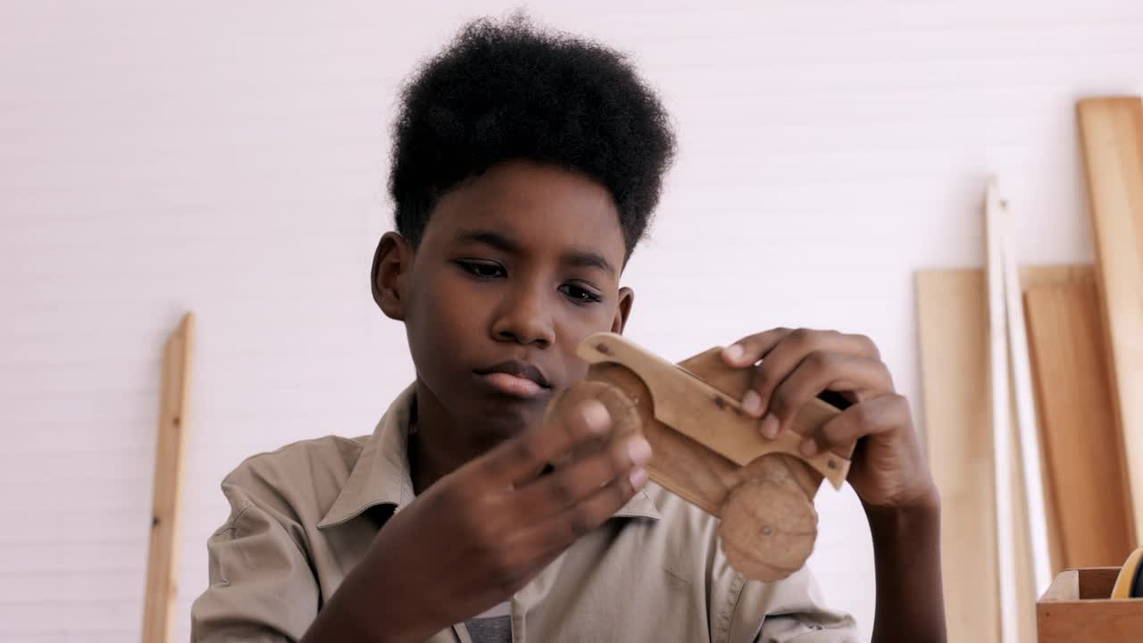 非洲儿童在学校车间学习制作玩具，检查。