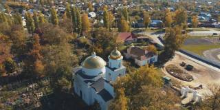 2021年10月07日，俄罗斯利佩茨克地区的Chaplygin，从村庄乡村的空中摄影高度飞过上帝之家的教堂。