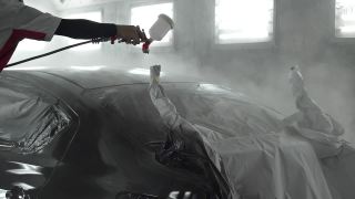 慢墨男技术员使用喷雾压缩机喷漆汽车零部件视频素材模板下载