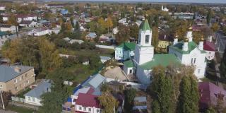 2021年10月07日，俄罗斯利佩茨克地区的Chaplygin，从村庄乡村的空中摄影高度飞过上帝之家的教堂。