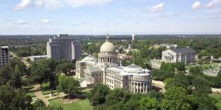 密西西比州首府杰克逊的州议会大厦和最高法院大楼。