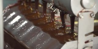 糖果工厂。把巧克力倒进糖果工厂生产巧克力。巧克力工厂。糖果生产