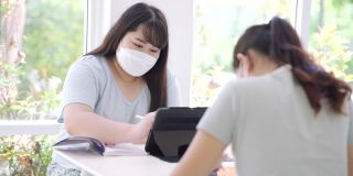 课外辅导时，大个儿女人戴着防护口罩，防止与朋友见面。