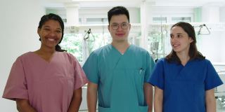 三名护士站在医院里的合影