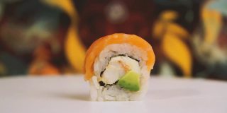 美味的寿司卷在运动-亚洲美食-旋转-旋转