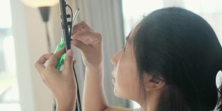 亚洲女孩在家组装从网上买的新电灯，女孩自己打结。