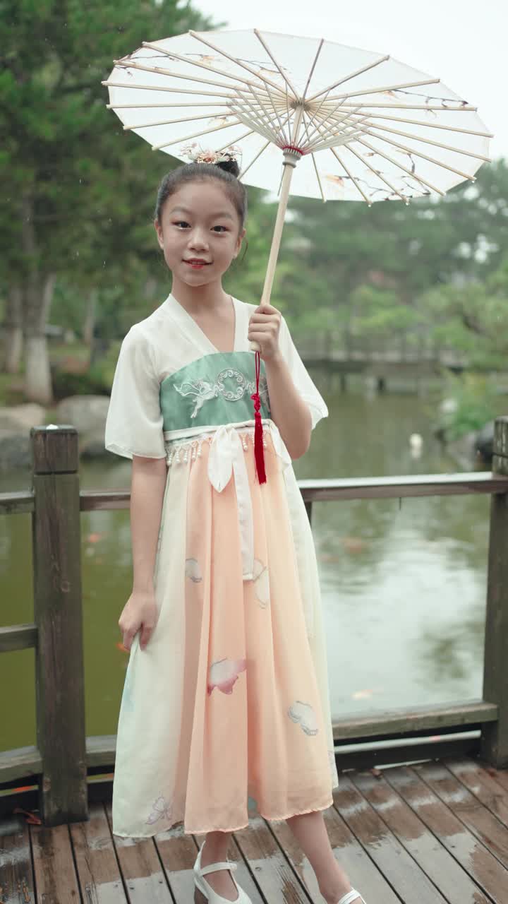 女孩穿汉服(汉族的传统服装)