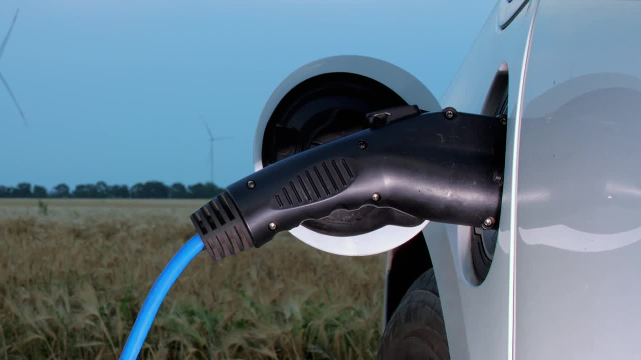 在农村地区使用风力发电机充电的电动汽车