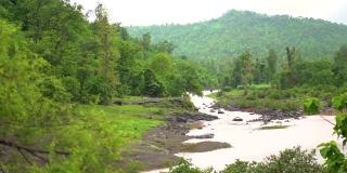 在印度古吉拉特邦萨普塔拉附近的Waghai瀑布附近，从山上可以看到季风期间流淌在山前的Ambika河