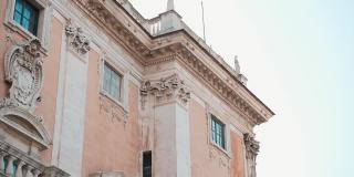卡皮托利山的著名建筑立面，有古老的窗户，大理石雕像和纪念碑。宏伟的建筑具有罗马帝国的特点，意大利人的崇拜