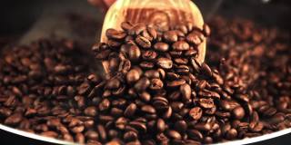 超级慢的动作从木勺掉落咖啡豆。