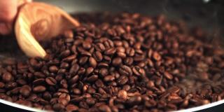 超级慢动作木勺取咖啡豆。用高速摄像机以每秒1000帧的速度拍摄。