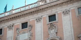 罗马市中心著名的卡比托利山建筑，古老的建筑有着古老的窗户，大理石雕像和纪念碑装饰着建筑的正面。罗马帝国宏伟的文化特色，意大利的崇拜和传承理念
