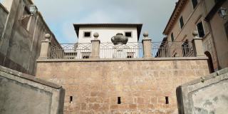 维特博省古老的托斯卡纳村庄，古老的街道上有古老的大理石雕像和纪念碑，古老的建筑外面有百叶窗。罗马省的历史中心，意大利文化和建筑