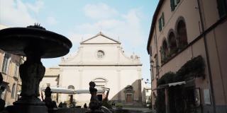 意大利古色古香的特色街道，古色古香的建筑外观，大理石雕像圆形喷泉，街道中心的天主教教堂，拱形门和圆形彩色玻璃窗。建筑与意大利遗产