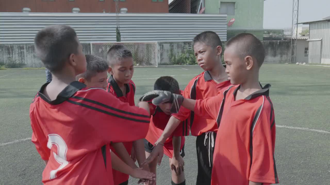 年轻的足球运动员联合起来赢得比赛。