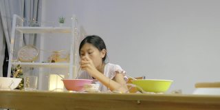 快乐的亚洲孩子一起在家享受晚餐，简单的生活理念。