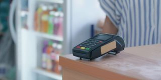 使用信用卡付款的客户。客户使用非接触式信用卡付款，柜台设有读卡机。通过NFC技术接受付款的收银员。