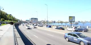 乌克兰基辅——2021年4月24日:汽车沿着路堤高速公路行驶。在繁忙的路上开车。