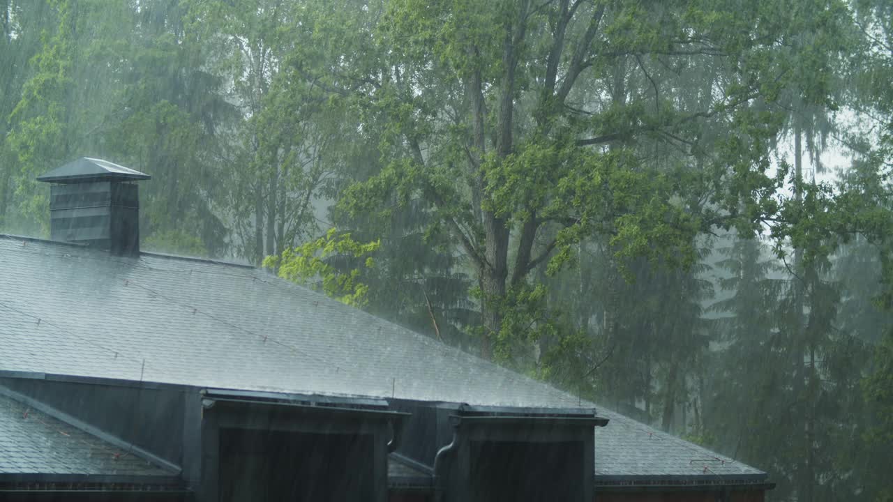 大雨倾泻在屋顶上
