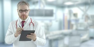 现代医院里，医生在平板电脑上填写检查表