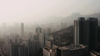 无人机在雾天拍摄的城市建筑视频素材模板下载