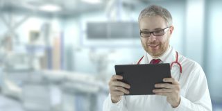 医生使用他的平板电脑远程医疗电话。用红色相机拍摄